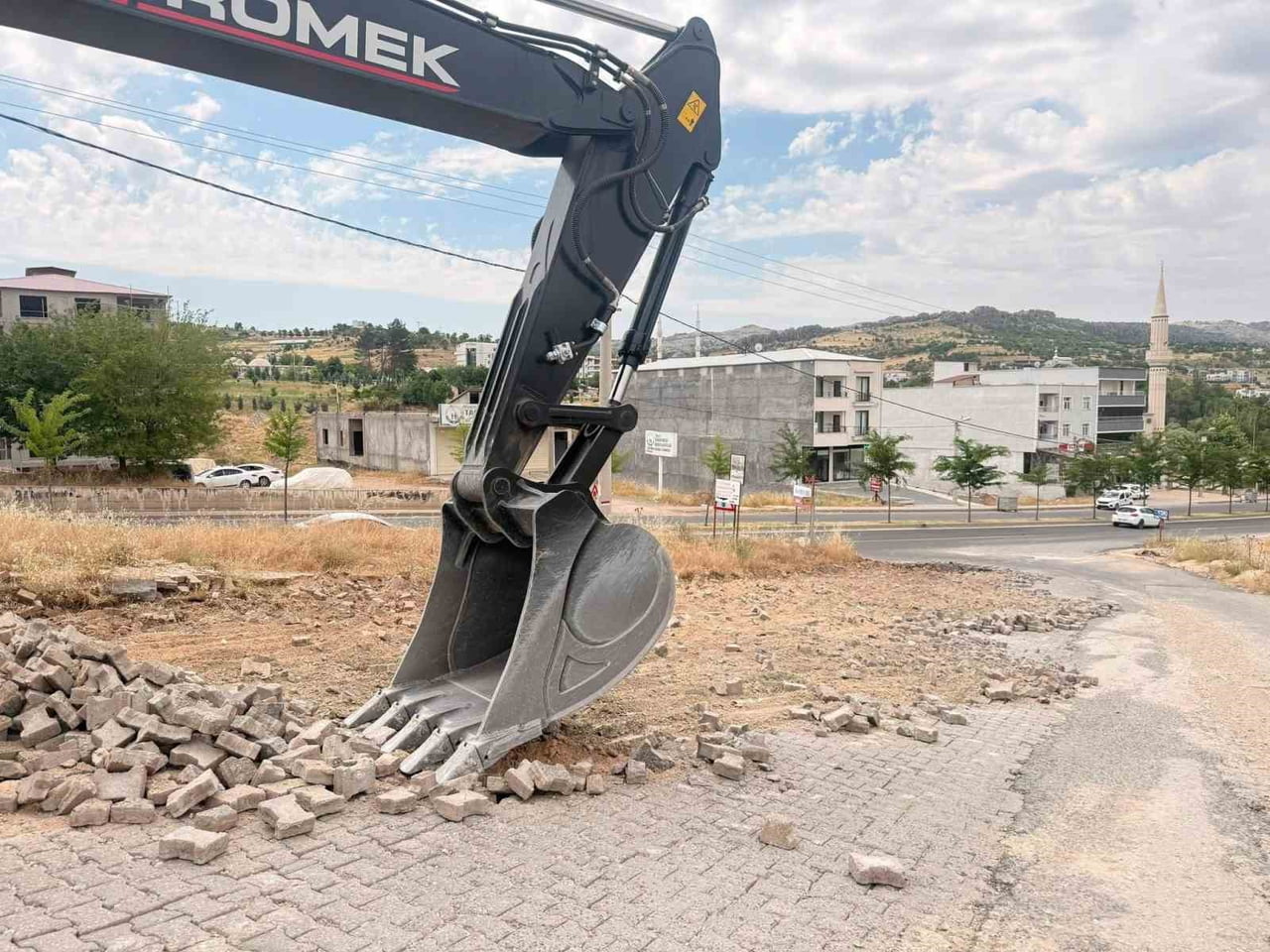 DİYARBAKIR’IN ÇERMİK İLÇESİNDE YAĞIŞLARDAN DOLAYI YOL YAPIMI GECİKİNCE, BELEDİYE BAŞKANI ŞEHMUS...