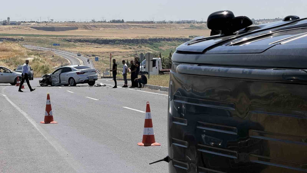 DİYARBAKIR’IN ÇINAR İLÇESİNDE AYNI İSTİKAMETTE SEYİR HALİNDE OLAN OTOMOBİL İLE HAFİF TİCARİ ARACIN...