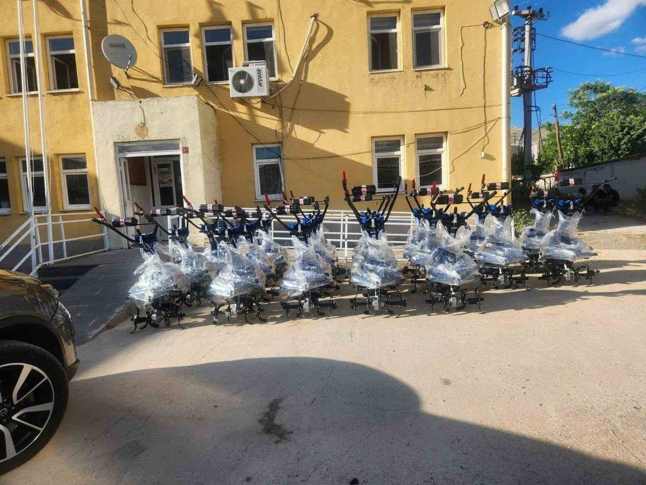 DİYARBAKIR’IN ÇÜNGÜŞ İLÇESİNDE ÇİFTÇİLERE TARIM ALETLERİ HİBE EDİLDİ.