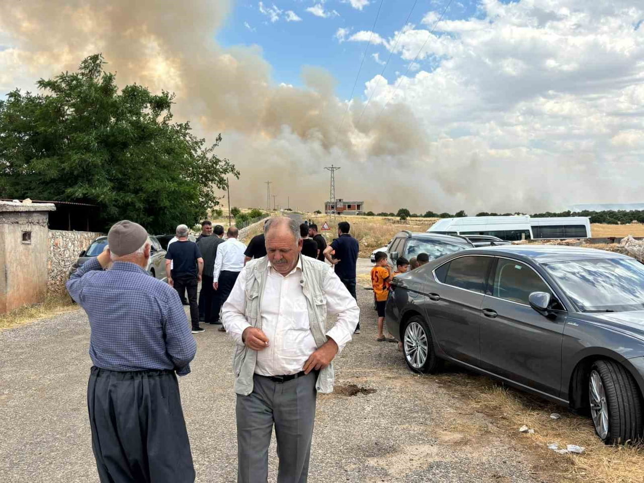 DİYARBAKIR’IN EĞİL İLÇESİNDE BUĞDAY EKİLİ ARAZİDE YANGIN ÇIKTI. ALEVLER RÜZGARIN DA ETKİSİ İLE...