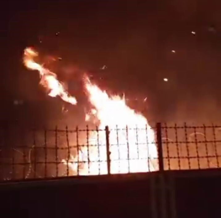 DİYARBAKIR’IN KAYAPINAR İLÇESİNDE ATILAN HAVAİ FİŞEK BİR OKULUN BAHÇESİNDEKİ OTLARIN TUTUŞMASINA...