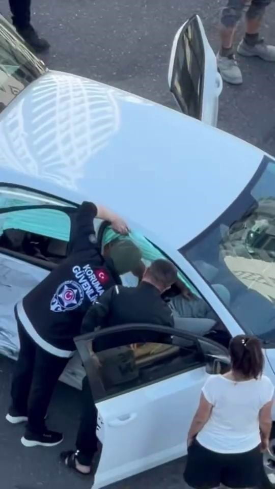 DİYARBAKIR’IN KAYAPINAR İLÇESİNDE İKİ OTOMOBİLİN ÇARPIŞMASI SONUCU MEYDANA GELEN TRAFİK KAZASINDA...
