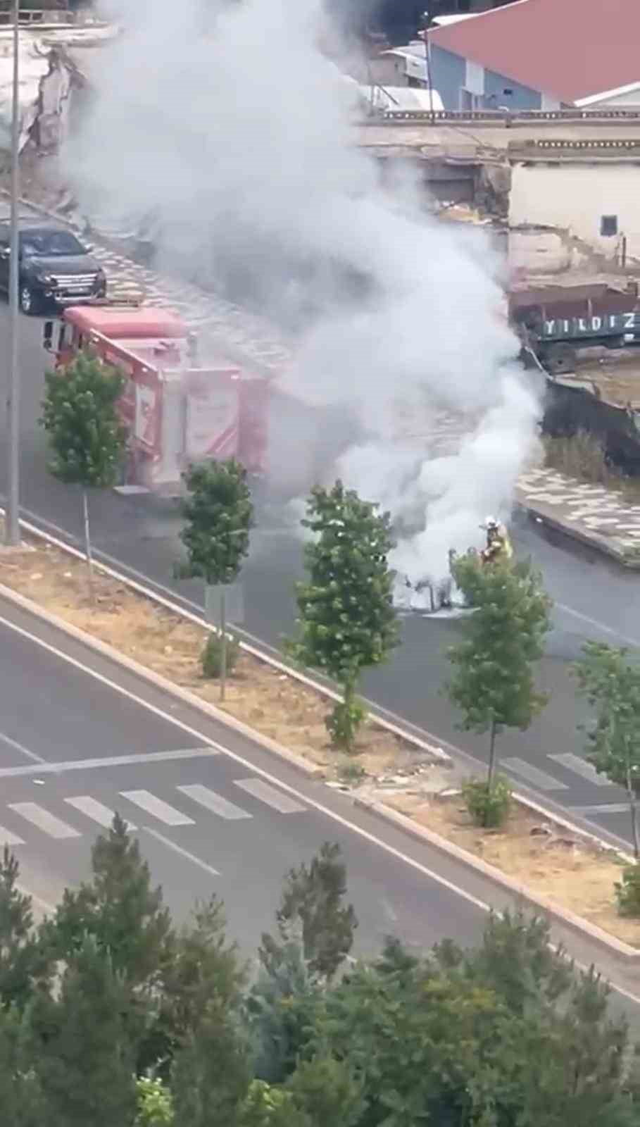 DİYARBAKIR’IN KAYAPINAR İLÇESİNDE SEYİR HALİNDEKİ MOTOSİKLET, HENÜZ BİLİNMEYEN BİR NEDENLE ALEV...