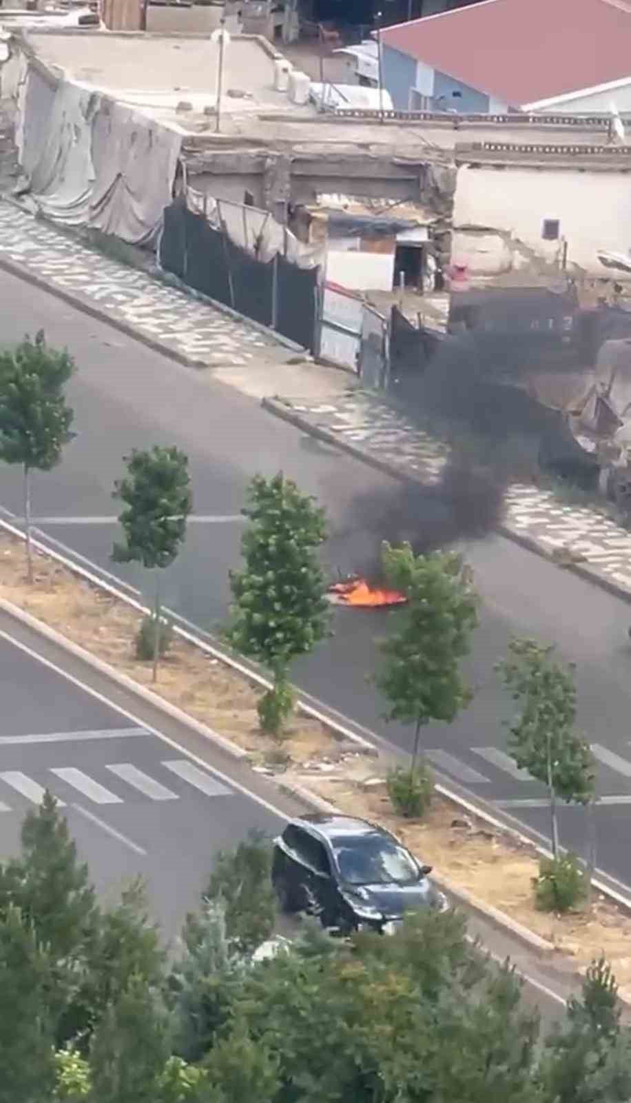 DİYARBAKIR’IN KAYAPINAR İLÇESİNDE SEYİR HALİNDEKİ MOTOSİKLET, HENÜZ BİLİNMEYEN BİR NEDENLE ALEV...