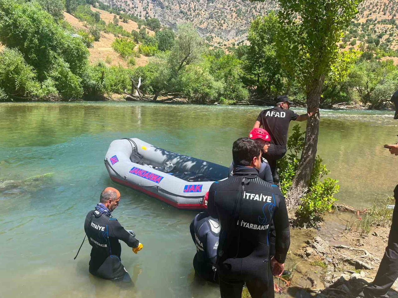 DİYARBAKIR’IN LİCE İLÇESİ İLE BİNGÖL’ÜN GENÇ İLÇESİ SINIRINDA BULUNAN SARIM ÇAYINA DÜŞEN ŞAHIS...