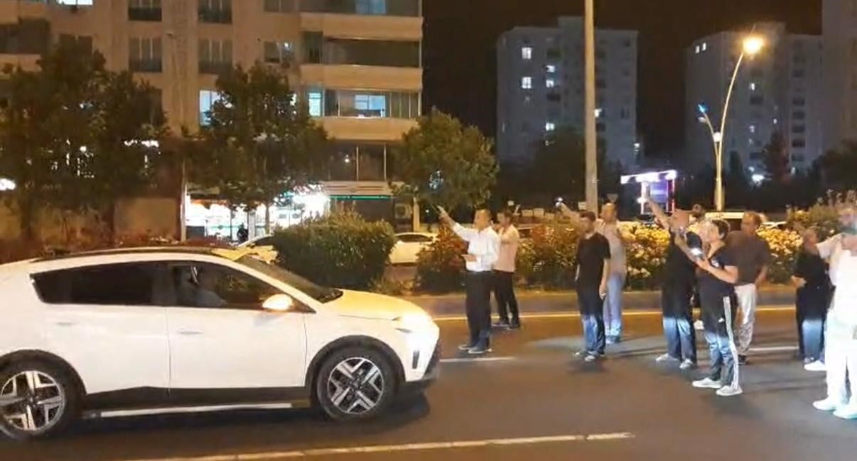 DİYARBAKIR’IN MERKEZ KAYAPINAR İLÇESİNDE VATANDAŞLAR, YAKINLARINI KAZADA KAYBETTİKLERİ YOLU DİKKAT...