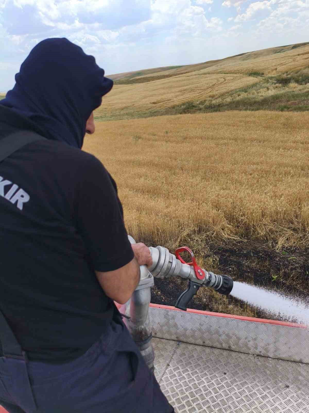 DİYARBAKIR’IN SİLVAN İLÇESİNDE ÇIKAN YANGINDA, İKİ DÖNÜMLÜK BUĞDAY EKİLİ ALAN KÜL...