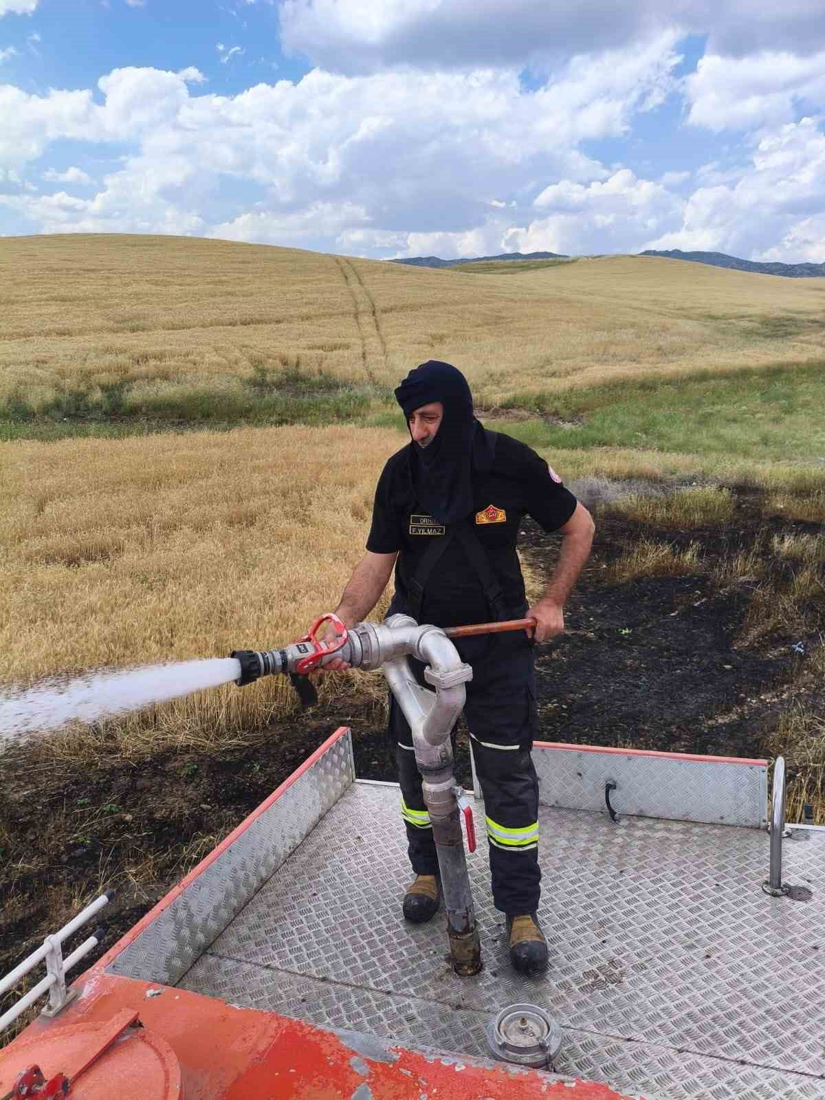 DİYARBAKIR’IN SİLVAN İLÇESİNDE ÇIKAN YANGINDA, İKİ DÖNÜMLÜK BUĞDAY EKİLİ ALAN KÜL...