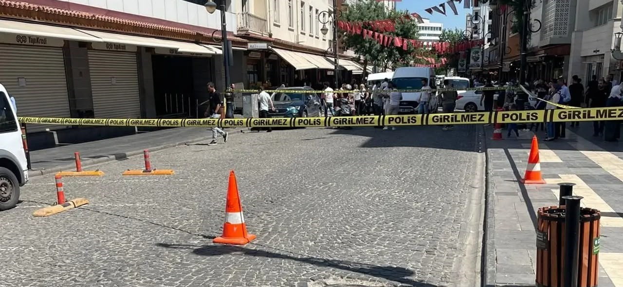 DİYARBAKIR’IN SUR İLÇESİNDE FAALİYET GÖSTEREN YAPI KREDİ BANKASINA KİMLİĞİ BELİRSİZ KİŞİLERCE...