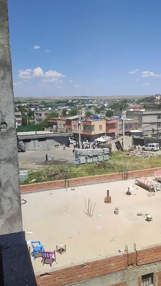 DİYARBAKIR’IN SUR İLÇESİNDE, TAŞLI, SOPALI VE SİLAHLI KAVGADA 3’Ü ÇOCUK 4 KİŞİ YARALANDI. OLAYA...