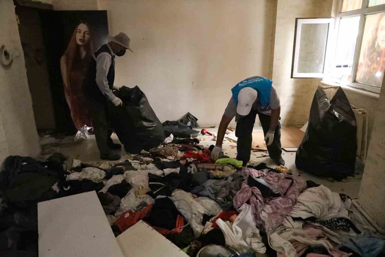 DİYARBAKIR’IN YENİŞEHİR İLÇESİNDE BİR EVDEN 3 KAMYON ÇÖP ÇIKARTILDI.