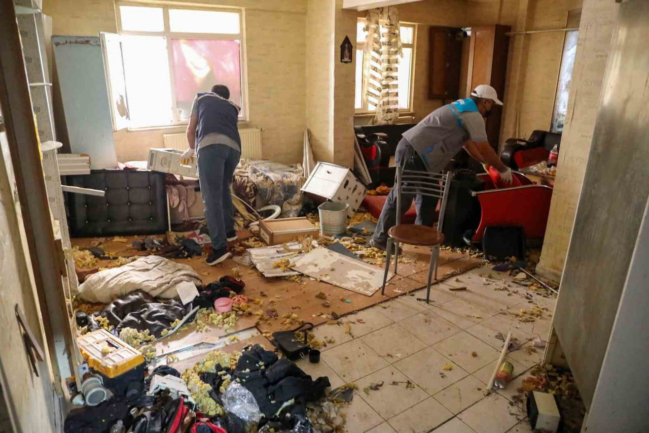 DİYARBAKIR’IN YENİŞEHİR İLÇESİNDE BİR EVDEN 3 KAMYON ÇÖP ÇIKARTILDI.