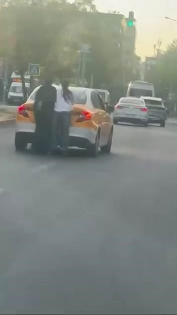 DİYARBAKIR’IN YENİŞEHİR İLÇESİNDE PATENLİ İKİ GENÇ KIZIN, BİR TAKSİNİN ARKASINA TUTUNARAK HEM...