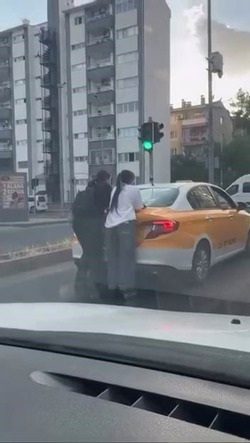 DİYARBAKIR’IN YENİŞEHİR İLÇESİNDE PATENLİ İKİ GENÇ KIZIN, BİR TAKSİNİN ARKASINA TUTUNARAK HEM...