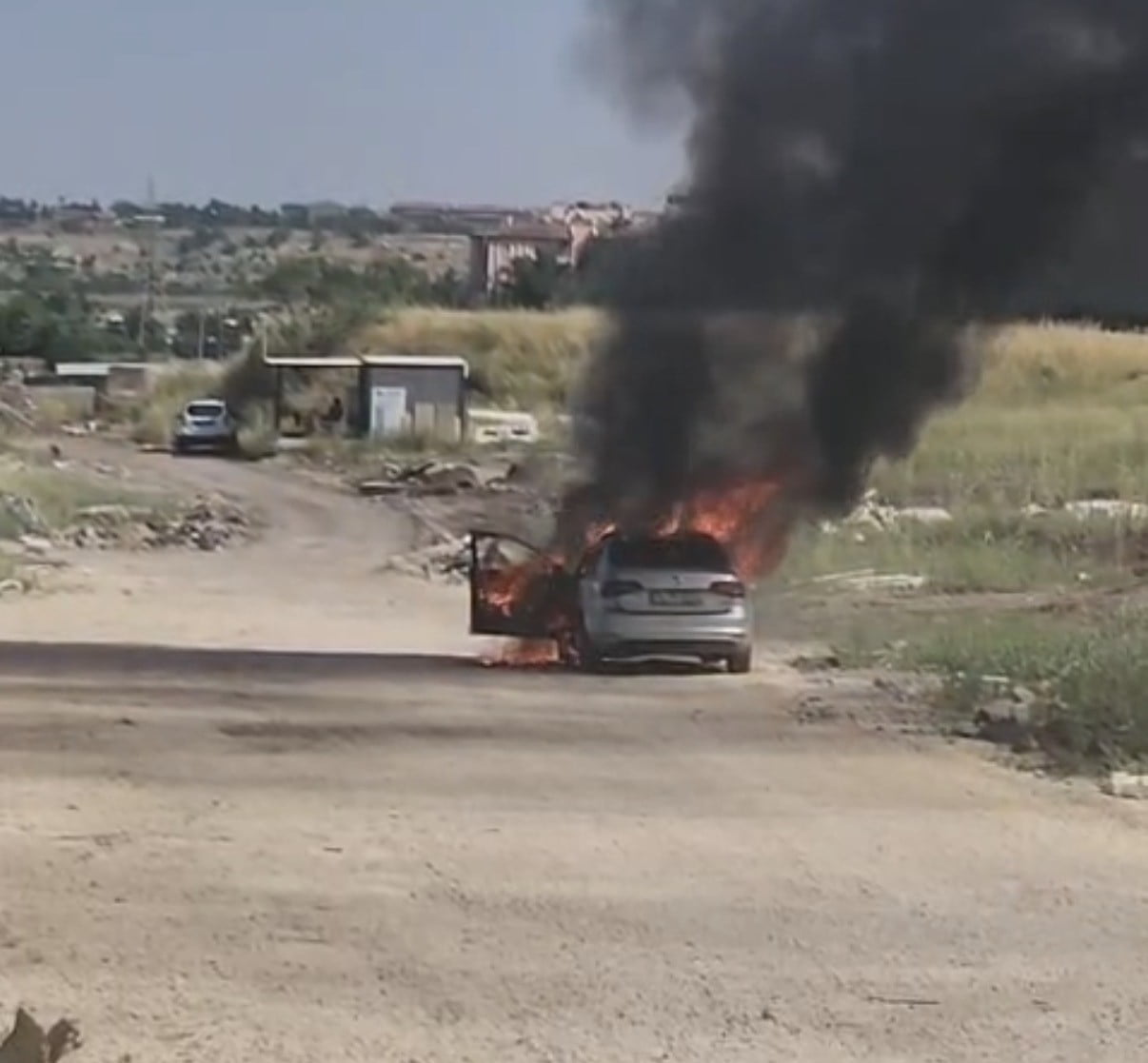 DİYARBAKIR’IN YENİŞEHİR İLÇESİNDE SEYİR HALİNDEKİ OTOMOBİL ALEV TOPUNA DÖNEREK KULLANILAMAZ HALE...