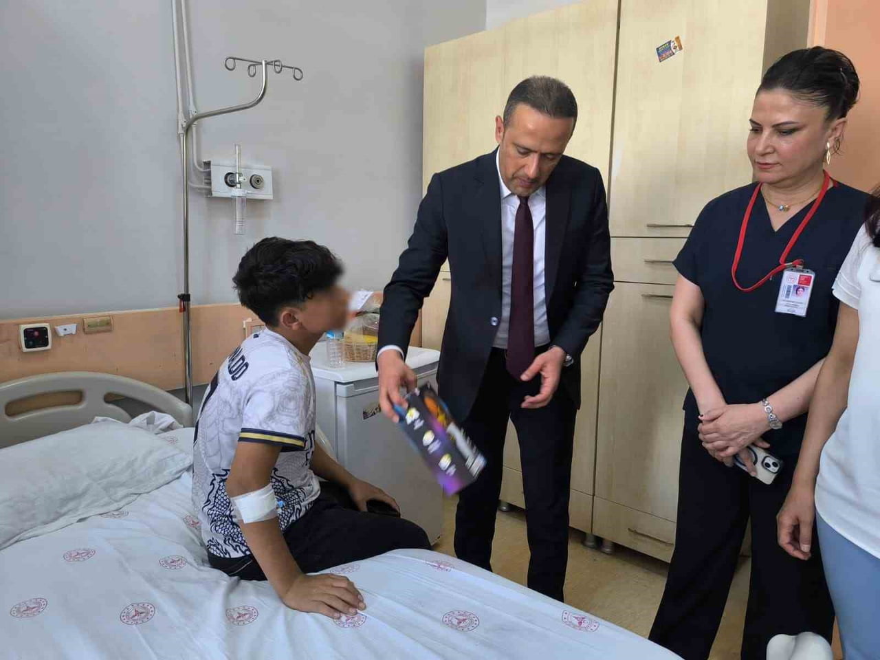 DİYARBAKIR VAKIFLAR BÖLGE MÜDÜRLÜĞÜ YETKİLİLERİ HASTA ZİYARETLERİ GERÇEKLEŞTİRİP ÇOCUKLARA ÇEŞİTLİ...