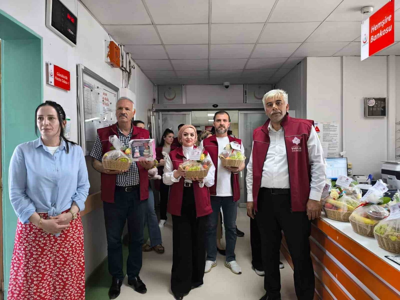DİYARBAKIR VAKIFLAR BÖLGE MÜDÜRLÜĞÜ YETKİLİLERİ HASTA ZİYARETLERİ GERÇEKLEŞTİRİP ÇOCUKLARA ÇEŞİTLİ...