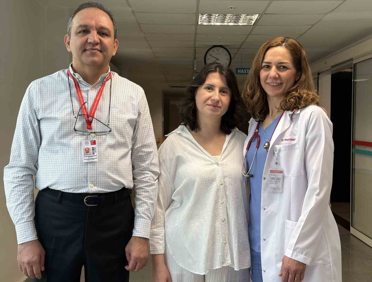 DOÇ. DR. FEHMİ ÜNAL (SOLDA), ŞEBNEM BURCU KARABULUT (ORTADA), PROF. DR. SEVGİ KESİCİ (SAĞDA)