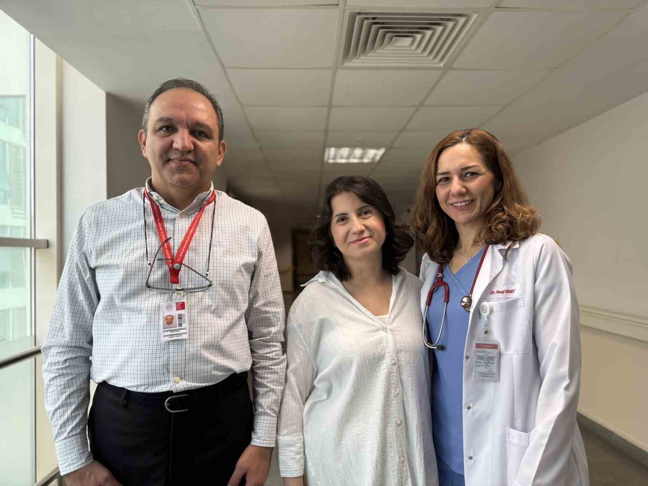DOÇ. DR. FEHMİ ÜNAL (SOLDA), ŞEBNEM BURCU KARABULUT (ORTADA), PROF. DR. SEVGİ KESİCİ (SAĞDA)
