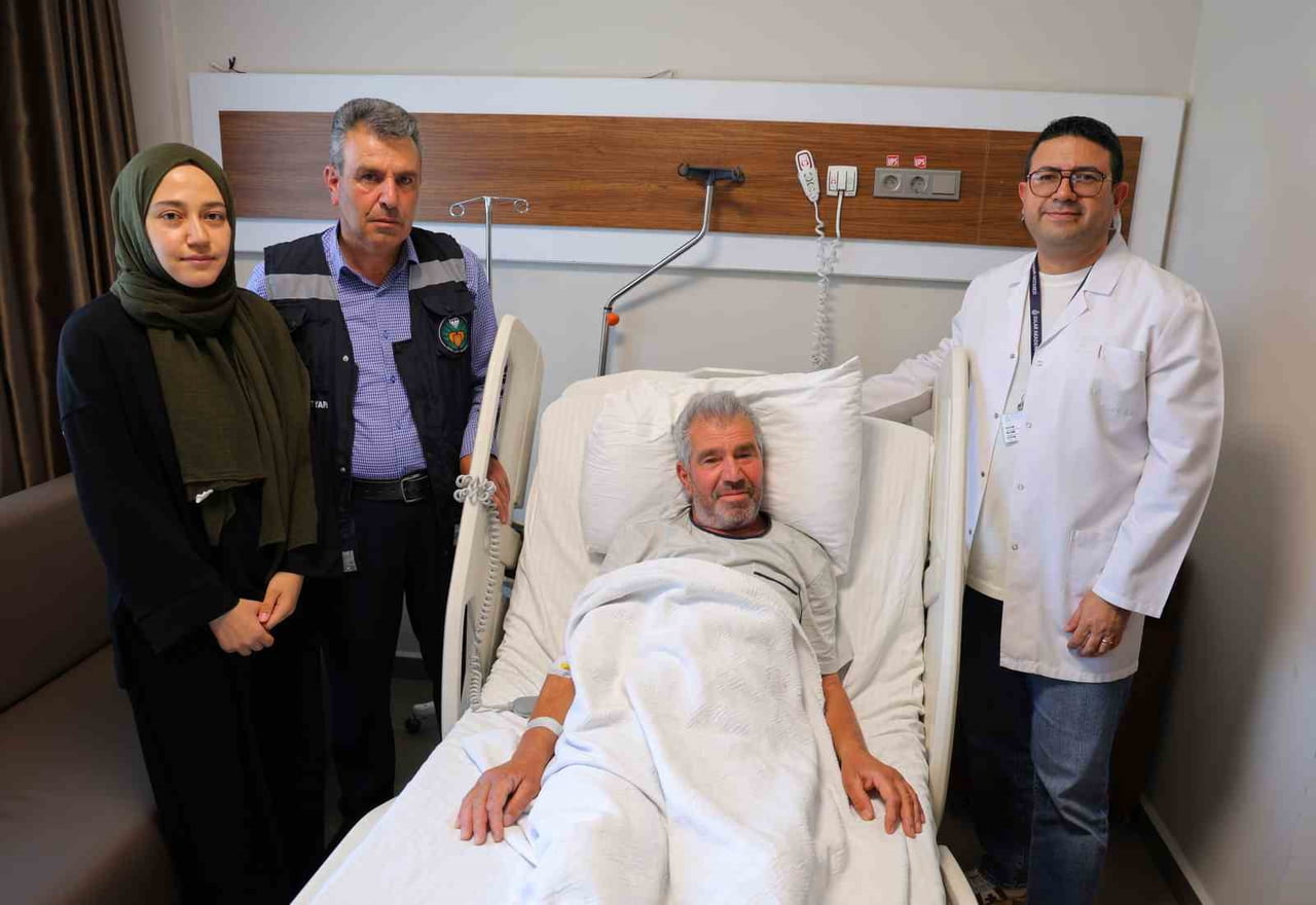 DOÇ. DR. UYGAR UTKU (SAĞDA) VE RAMAZAN COŞKUN