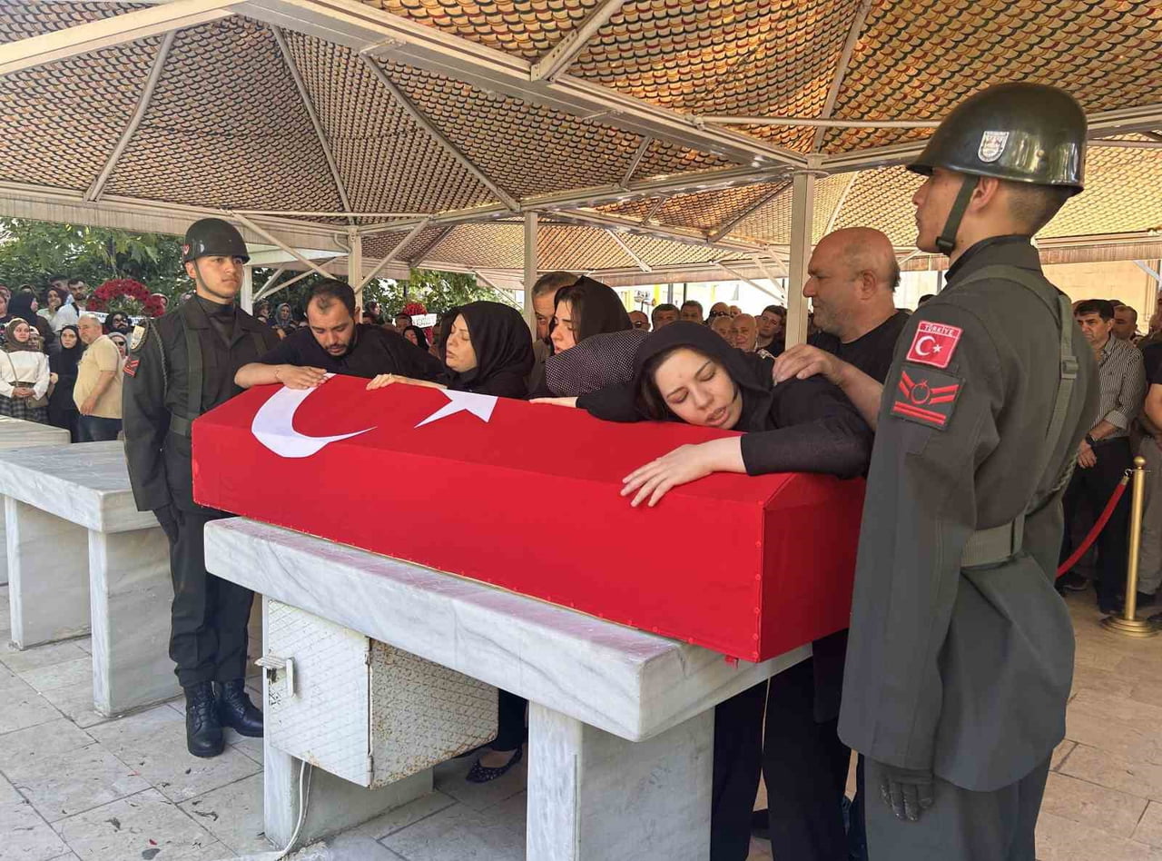 DOĞAN'IN TABUTU BAŞINDA GÖZYAŞI DÖKEN YAKINLARININ "SEN ÖLMEDİN, ŞEHİTLER ÖLMEZ, SEN DAHA ÇOK...
