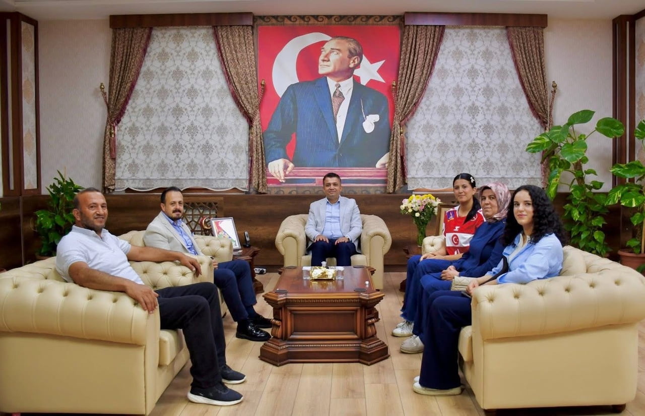 DÖRTYOL KAYMAKAMI MEHMET KEKLİK, U20 HENTBOL MİLLİ TAKIMI’NA SEÇİLEN SENA BAYIR VE AİLESİNİ...