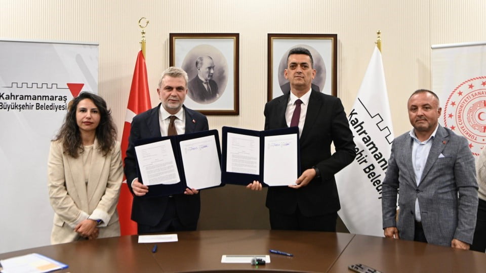 DOSYAYI TUTAN SOLDA KAHRAMANMARAŞ BÜYÜKŞEHİR BELEDİYE BAŞKANI FIRAT GÖRGEL VE SAĞDA DOĞAKA GENEL...