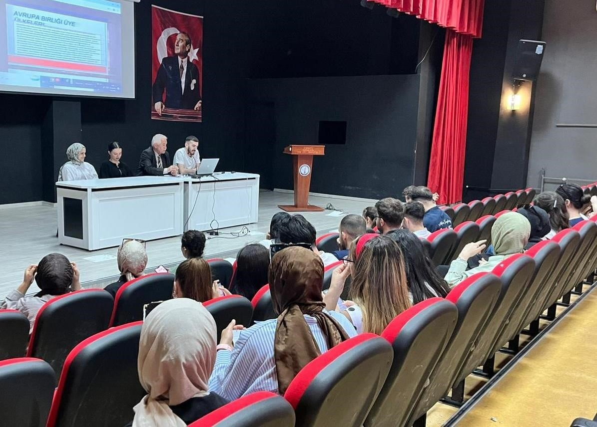 DPÜ DOMANİÇ HAYME ANA MYO'DA 'AVRUPA BİRLİĞİ VE DEMOKRASİ' FARKINDALIĞI SEMİNERİ...