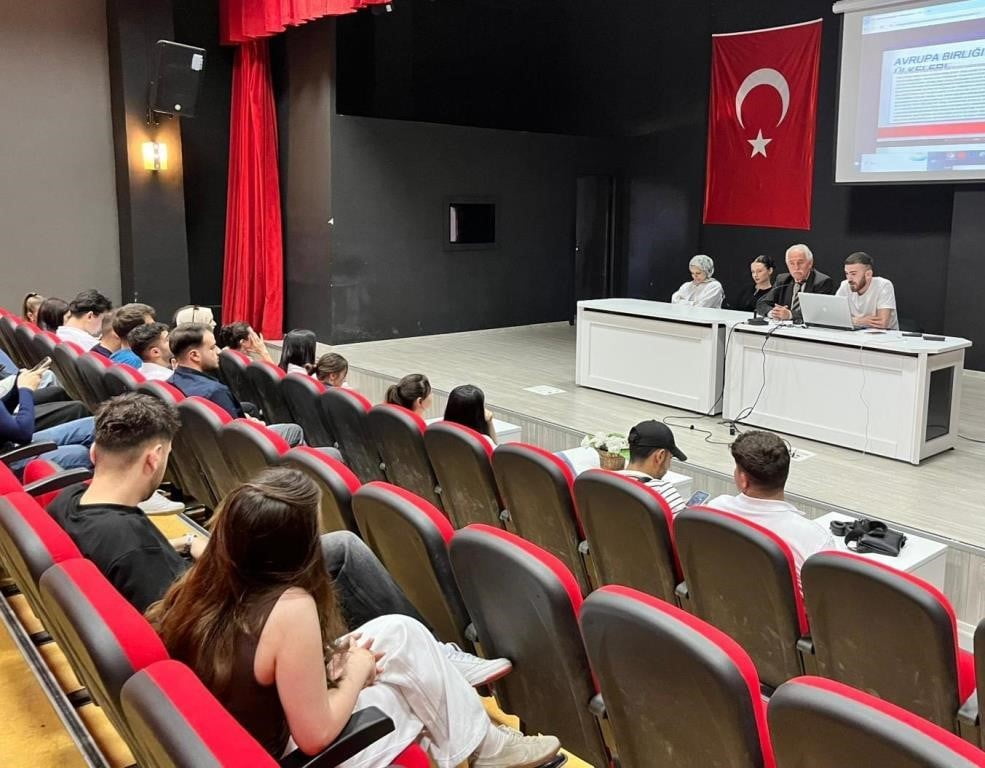 DPÜ DOMANİÇ HAYME ANA MYO'DA 'AVRUPA BİRLİĞİ VE DEMOKRASİ' FARKINDALIĞI SEMİNERİ...