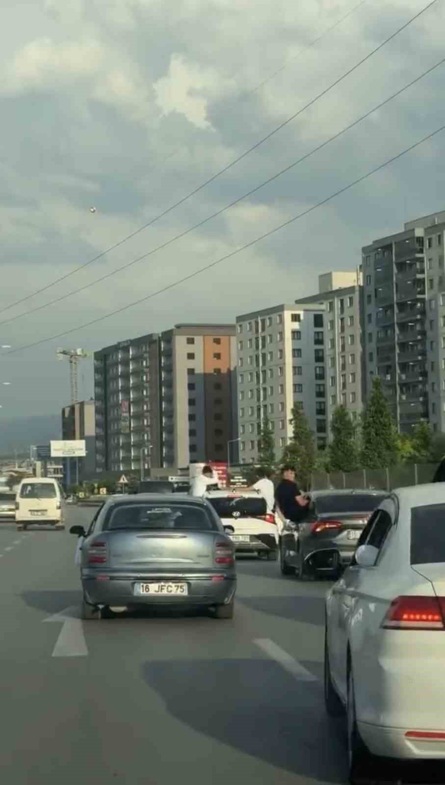 DÜĞÜN KONVOYUNDA TEHLİKELİ YOLCULUK KAMERADA