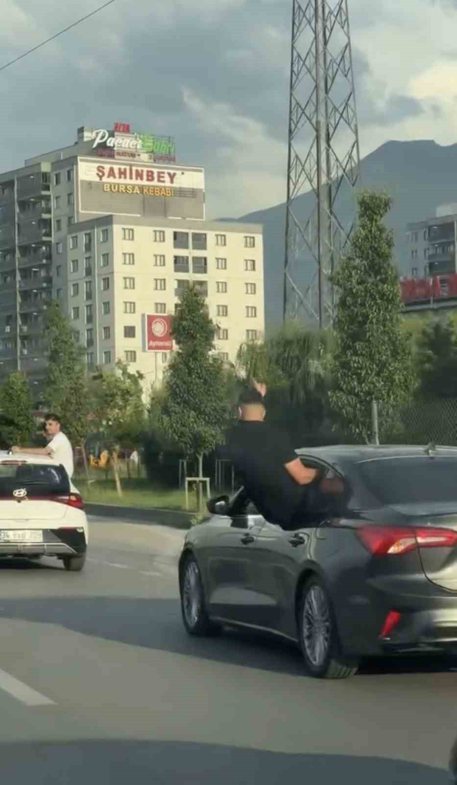 DÜĞÜN KONVOYUNDA TEHLİKELİ YOLCULUK KAMERADA