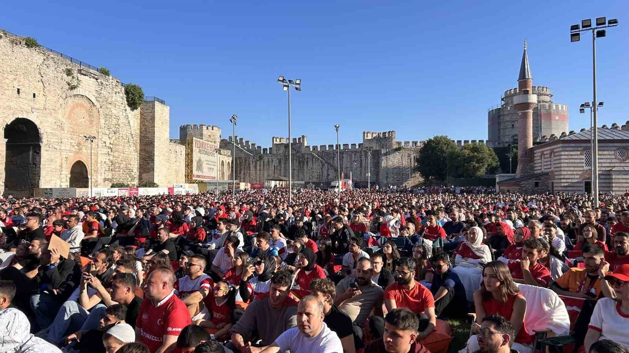 DÜNYA KUPASI COŞKUSU, TARİHİ YEDİKULE HİSARI'NDA YAŞANDI. 2026 DÜNYA KUPASI D GRUBUNDA...