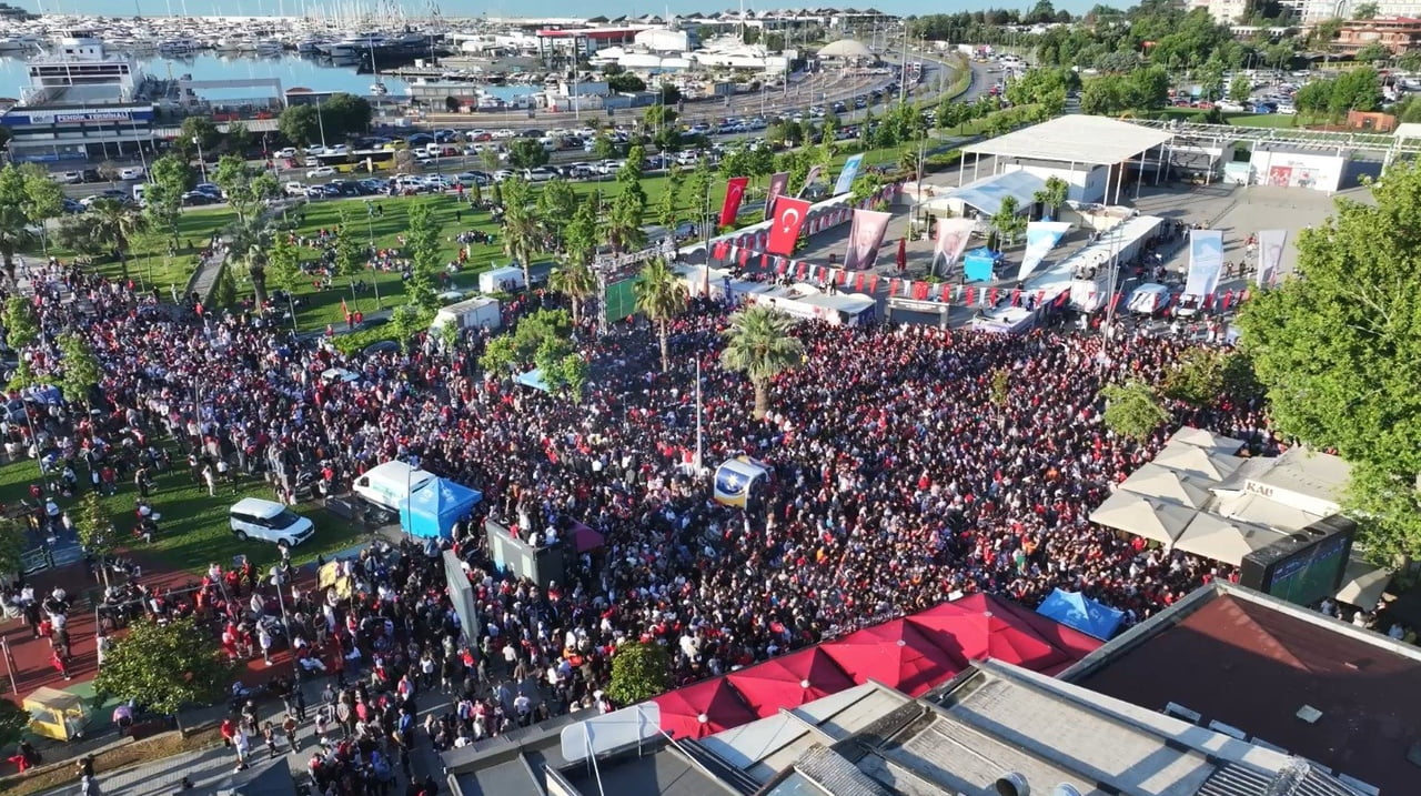 DÜNYA KUPASI HEYECANI BİNLERCE VATANDAŞIN KATILIMIYLA BİRLİKTE PENDİK SAHİLİ'NDE DOYASIYA YAŞANDI....