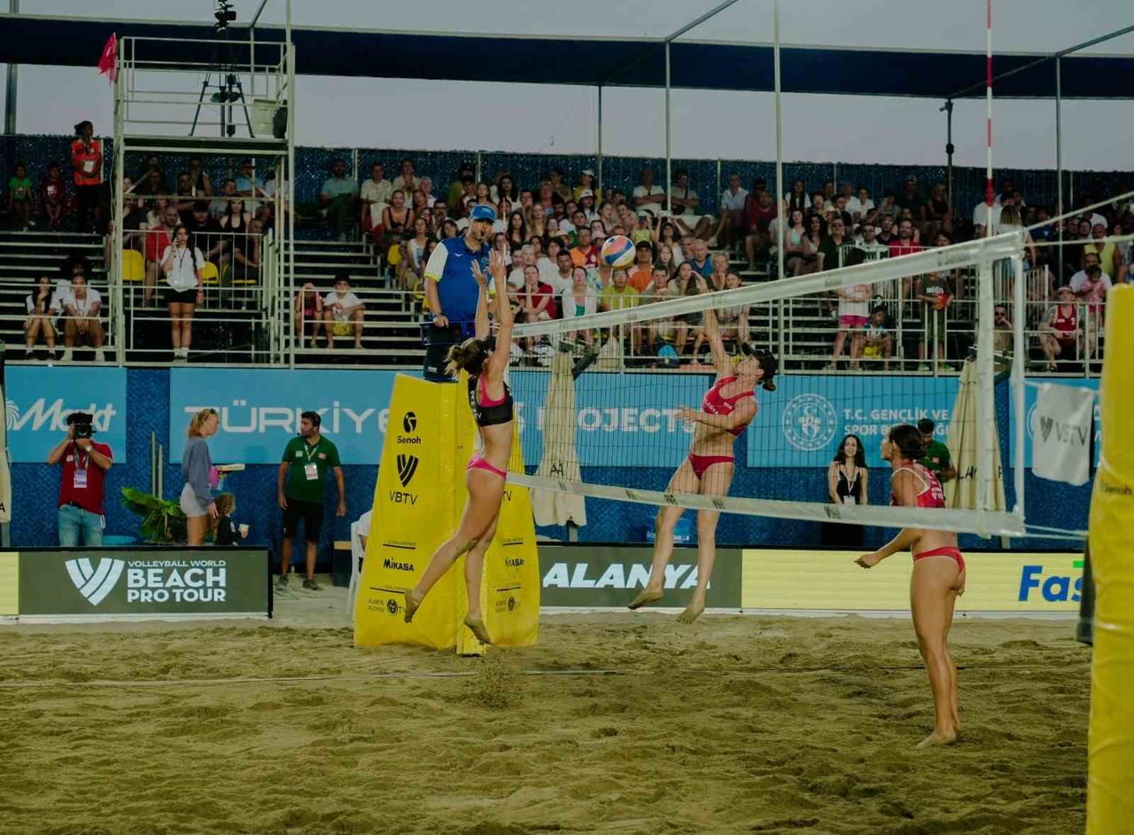 DÜNYA PLAJ VOLEYBOLUNUN KALBİNİN ATTIĞI ALANYA’DA 4 GÜNDÜR NEFESLERİ KESEN VOLLEYBALL WORLD BEACH...