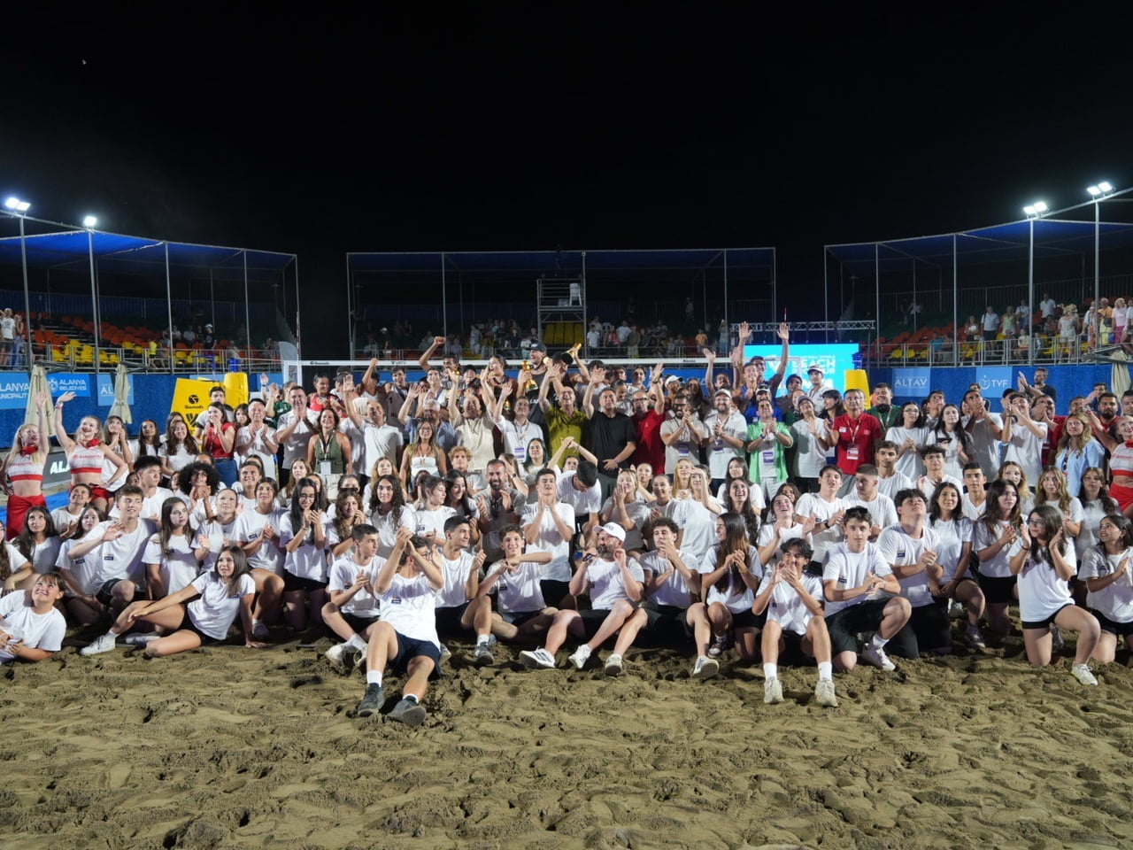 DÜNYA PLAJ VOLEYBOLUNUN KALBİNİN ATTIĞI ALANYA’DA 4 GÜNDÜR NEFESLERİ KESEN VOLLEYBALL WORLD BEACH...