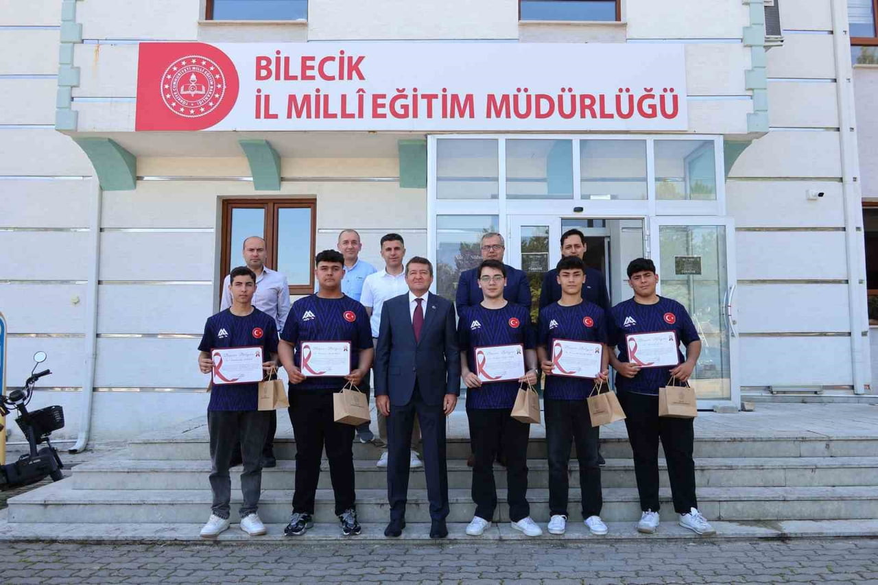 DÜNYA ŞAMPİYONLARINA BAŞARI BELGELERİ VERİLDİ