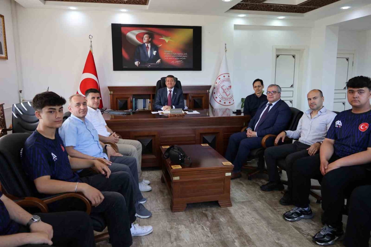 DÜNYA ŞAMPİYONLARINA BAŞARI BELGELERİ VERİLDİ