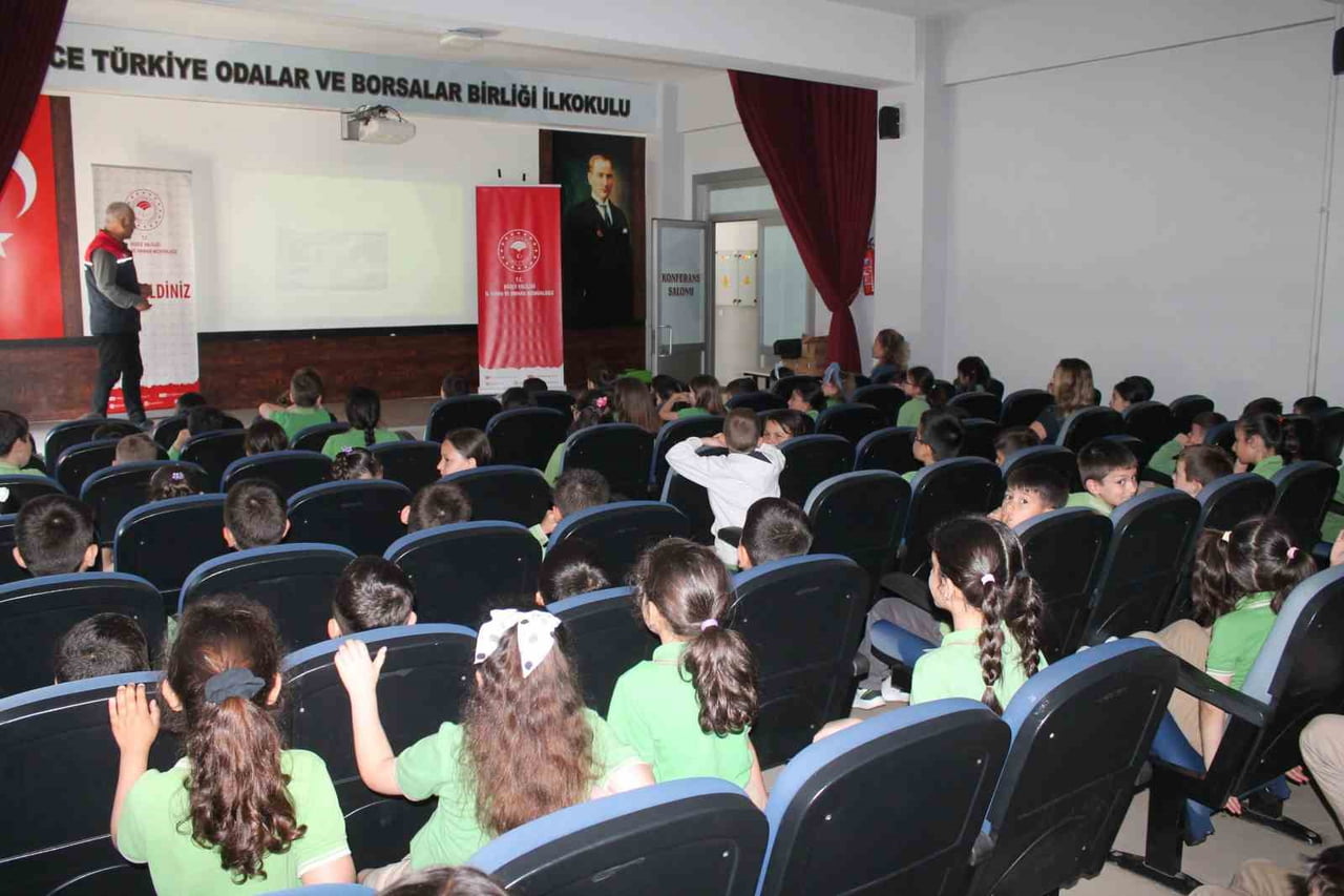 DÜNYA SÜT GÜNÜ VE SÜT HAFTASI ETKİNLİKLERİ KAPSAMINDA TOBB İLKOKULU ÖĞRENCİLERİNE SÜT TÜKETİMİNİN...