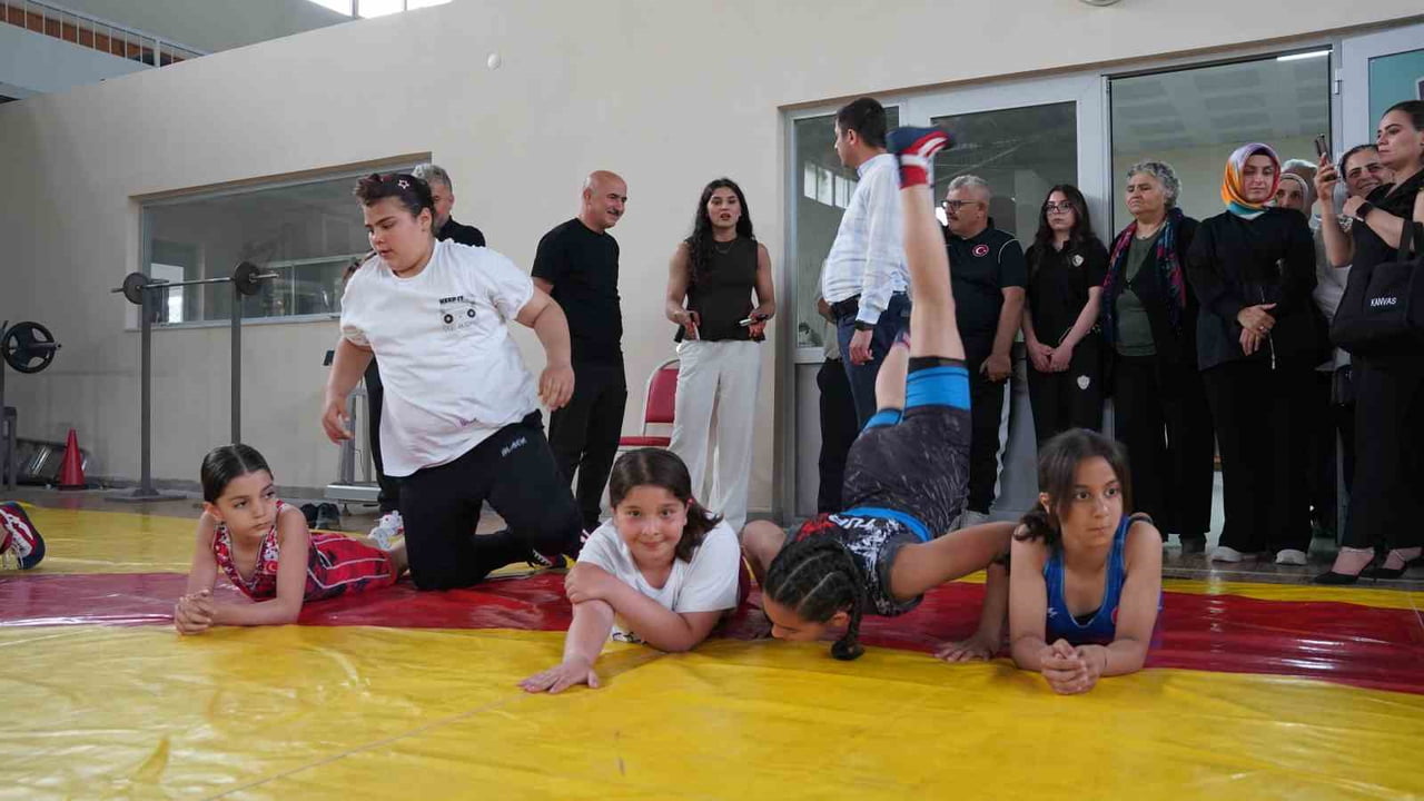 DÜNYA VE AVRUPA ŞAMPİYONLUĞU BULUNAN MİLLİ GÜREŞÇİ NESRİN BAŞ’IN BAŞARISINDAN İLHAM ALAN 25 KIZ...