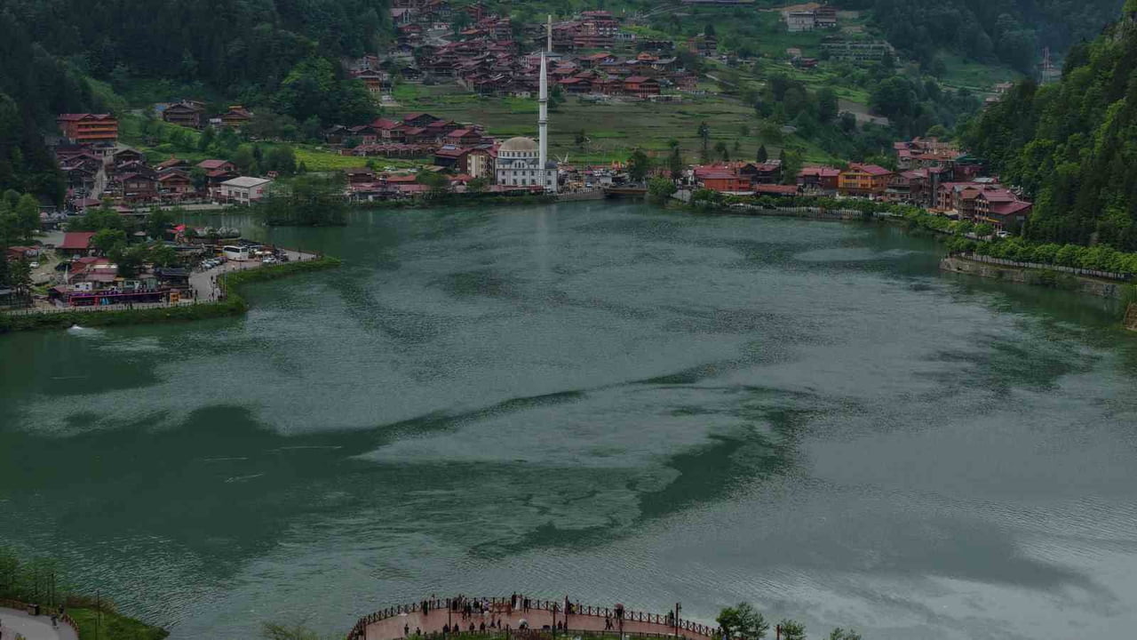 DÜNYACÜ ÜNLÜ TURİZM MERKEZİ UZUNGÖL’DE HAVALARIN ISINMASIYLA BİRLİKTE TURİZM HAREKETLİLİĞİ...