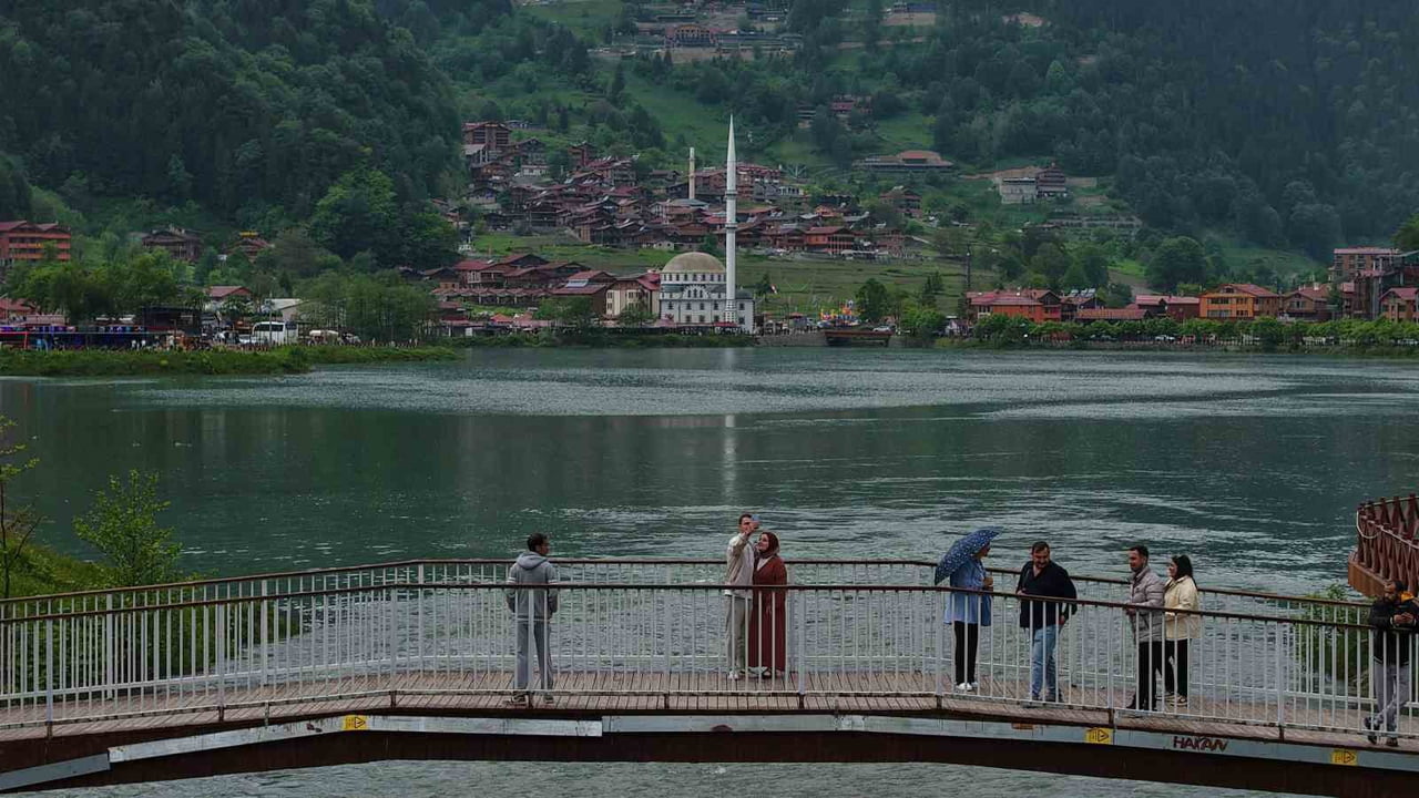 DÜNYACÜ ÜNLÜ TURİZM MERKEZİ UZUNGÖL’DE HAVALARIN ISINMASIYLA BİRLİKTE TURİZM HAREKETLİLİĞİ...
