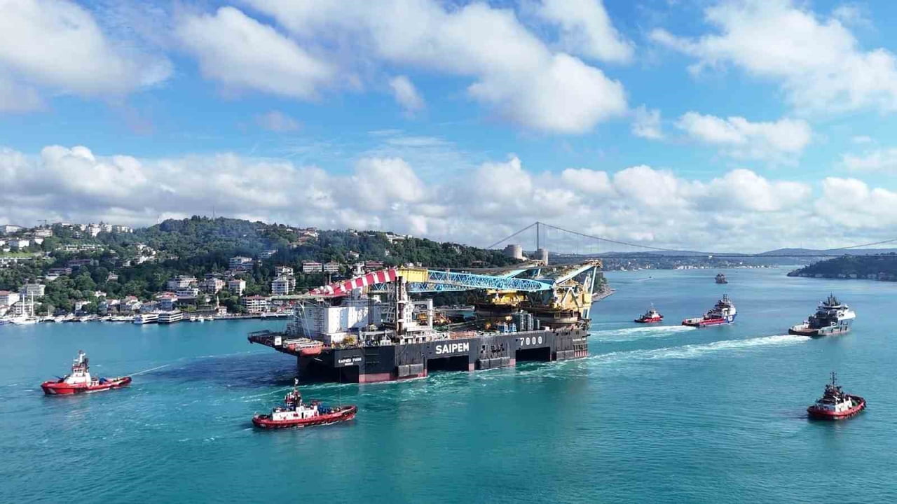 DÜNYANIN EN BÜYÜK ÜÇÜNCÜ YARI BATIK VİNÇ GEMİSİ 'SAİPEM 7000'İN İSTANBUL BOĞAZI’NDAN GEÇİŞİ...