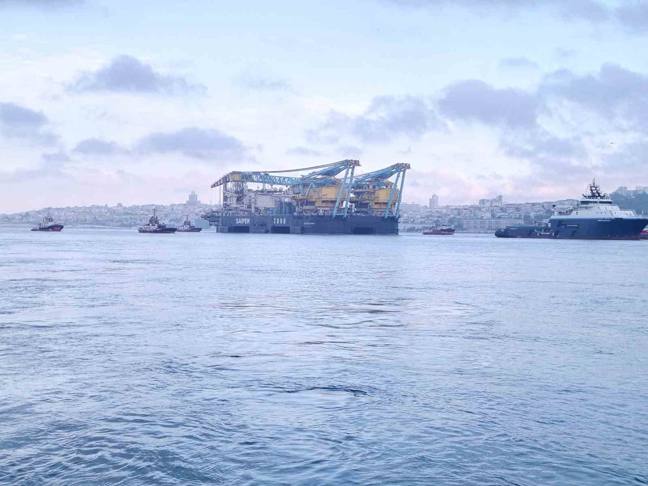 DÜNYANIN EN BÜYÜK VİNÇ GEMİLERİNDEN 'SAİPEM 7000' İSTANBUL BOĞAZI'NDAN GEÇİYOR