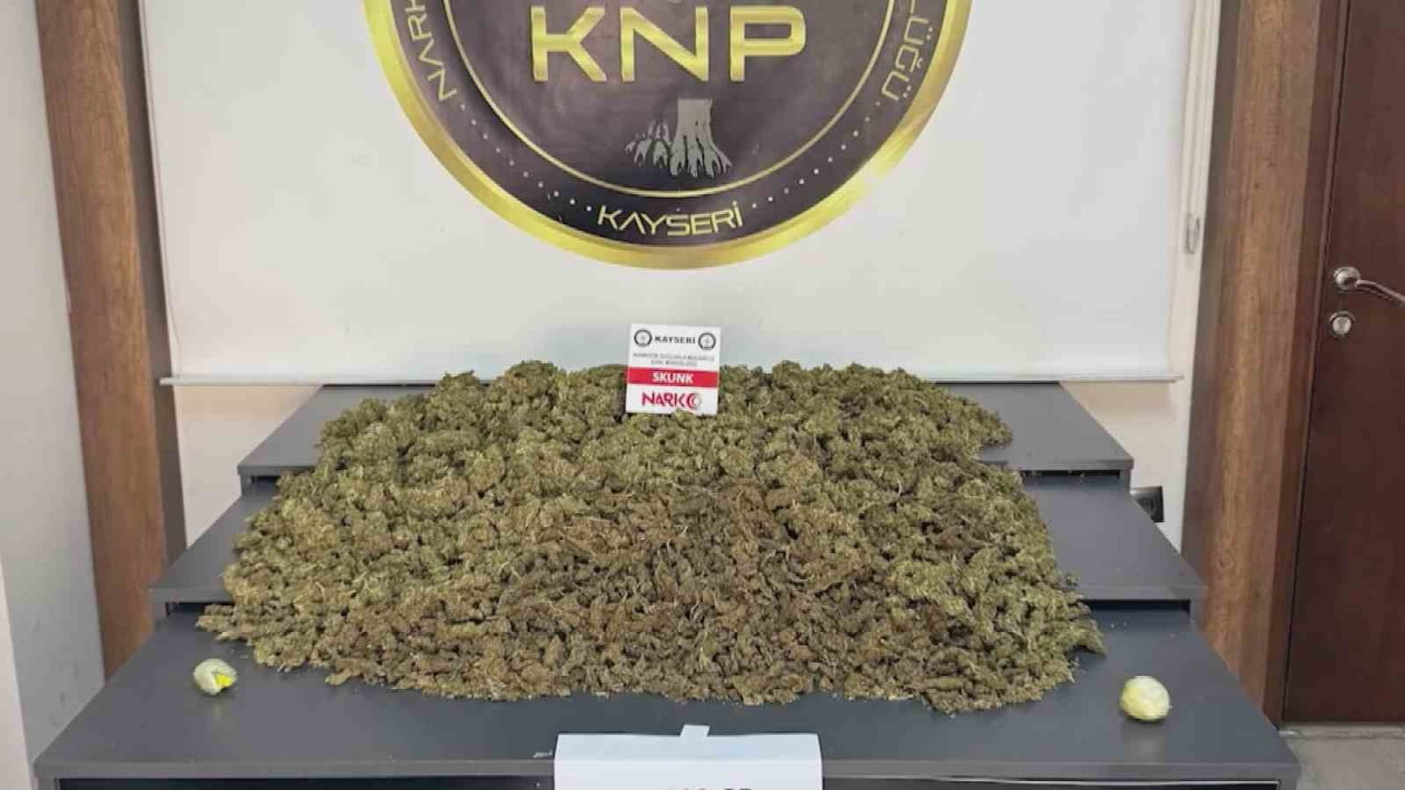 DURDURULAN BİR ARAÇTAN 15 KİLO 565 GRAM UYUŞTURUCU MADDE ELE GEÇİRİLDİ.