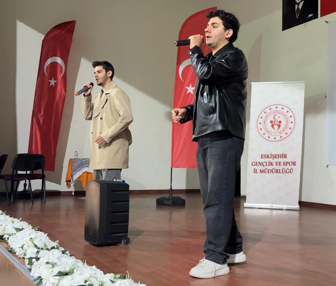 DÜRÜŞKEN KARDEŞLER TARAFINDAN SESLENDİRİLEN FİLİSTİN EZGİLERİ SALONDA DUYGUSAL ANLAR...