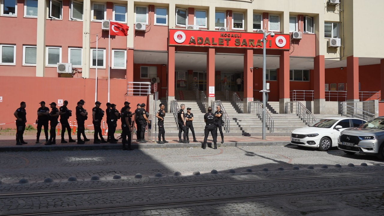 DURUŞMA İÇİNDE VE DIŞINDA ÇELİK KUVVET POLİSİ ÜST DÜZEY GÜVENLİK ÖNLEMİ ALDI.