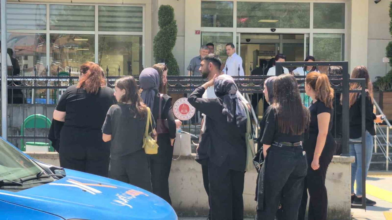 DURUŞMAYA KATILAN EDA NUR'UN ARKADAŞLARININ İSE ÜZERLERİNE İSE GİYDİKLERİ SİYAH KIYAFETLER DİKKAT...