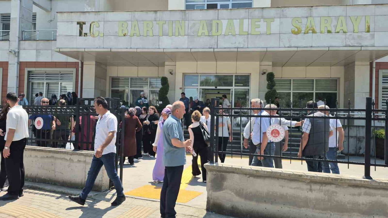 DURUŞMAYA KATILAN EDA NUR'UN ARKADAŞLARININ İSE ÜZERLERİNE İSE GİYDİKLERİ SİYAH KIYAFETLER DİKKAT...