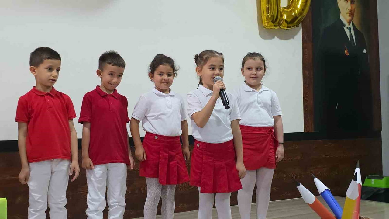DÜZCE'DE BİR İLKOKULUN BİRİNCİ SINIF ÖĞRENCİLERİ, OKUMA VE YAZMA ÖĞRENMENİN SEVİNCİNİ...