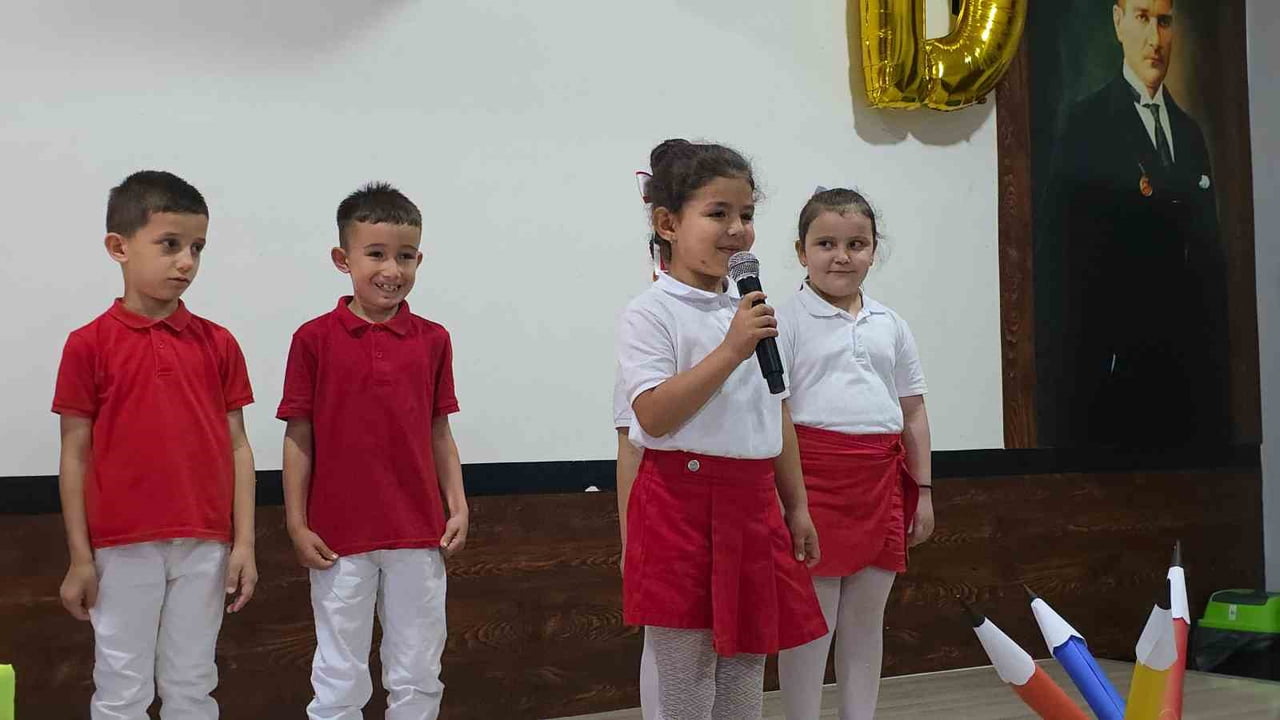 DÜZCE'DE BİR İLKOKULUN BİRİNCİ SINIF ÖĞRENCİLERİ, OKUMA VE YAZMA ÖĞRENMENİN SEVİNCİNİ...
